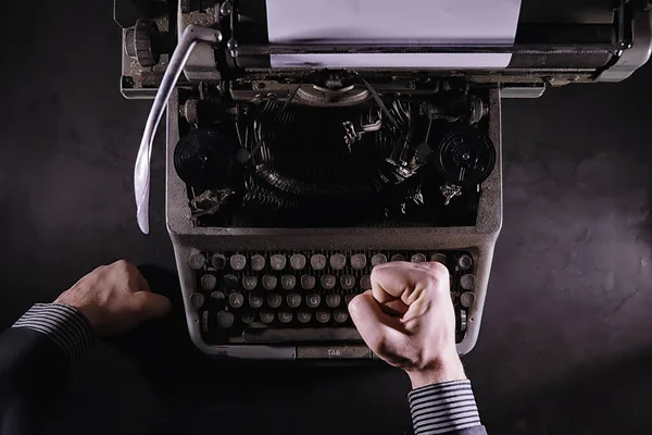 老式的记者工具 打字机复古 那位作家在工作 把小说封印好 记者写作概念 — 图库照片