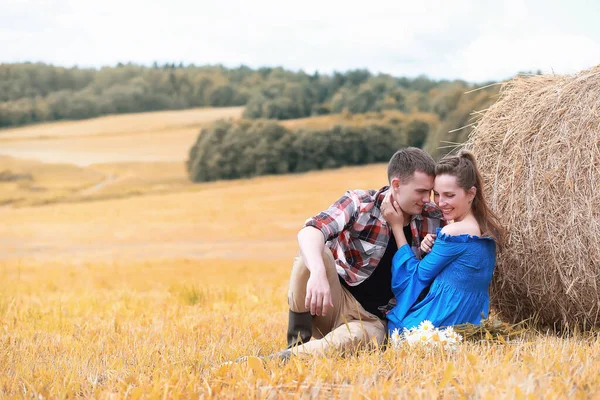 Young Couple Walk Country Fields Autum — Stock Photo, Image