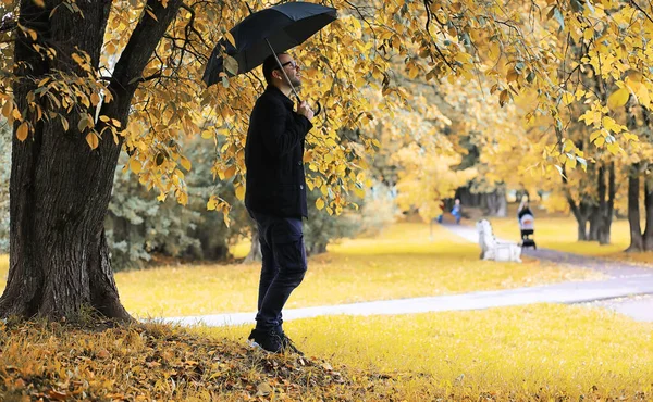 Giovane Con Gli Occhiali Cammina Nel Parco Con Ombrello Sotto — Foto Stock