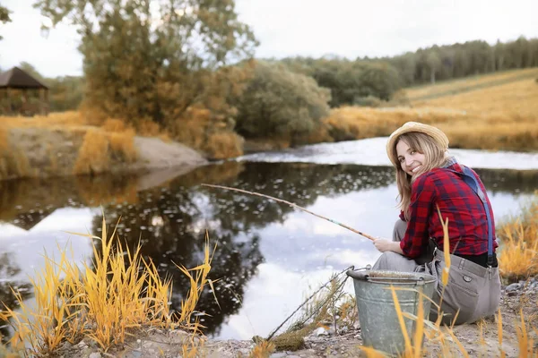 Όμορφη Νεαρή Κοπέλα Φθινόπωρο Δίπλα Στο Ποτάμι Ένα Καλάμι Ψαρέματος — Φωτογραφία Αρχείου