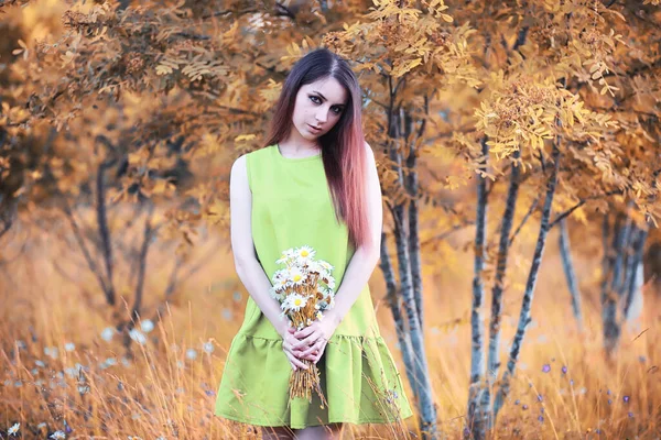 Bella Ragazza Con Capelli Rossi Con Mazzo Margherite Sulla Natura — Foto Stock