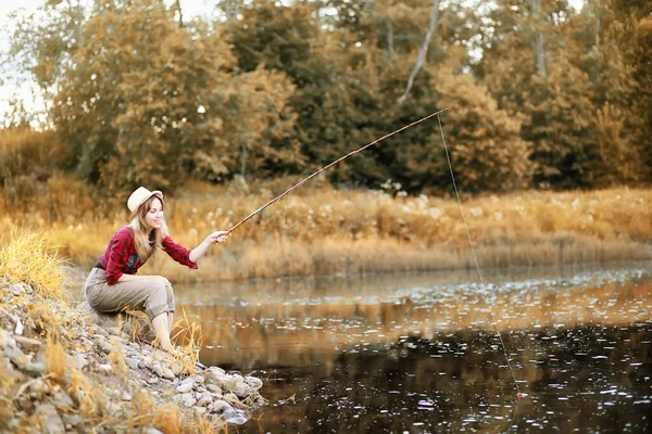 Menina Bonita Outono Junto Rio Com Uma Vara Pesca — Fotografia de Stock