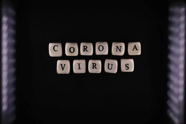 Piccole Lettere Cubi Iscrizione Virus Sfondo Scuro Coronavirus Direttore Del — Foto Stock