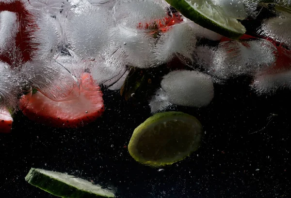 Vatten Droppar Mogna Söta Frukter Och Bär Färska Frukter Bakgrund — Stockfoto