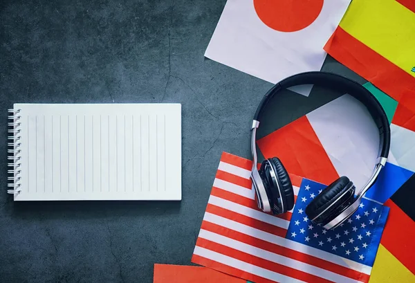 Yabancı Dil Öğreniyorum Ses Dili Kursları Masada Ülkelerin Bayrakları Kulaklıkları — Stok fotoğraf