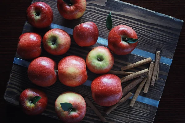 木板上有新鲜的苹果 采摘红苹果 桌上的水果和肉桂 — 图库照片