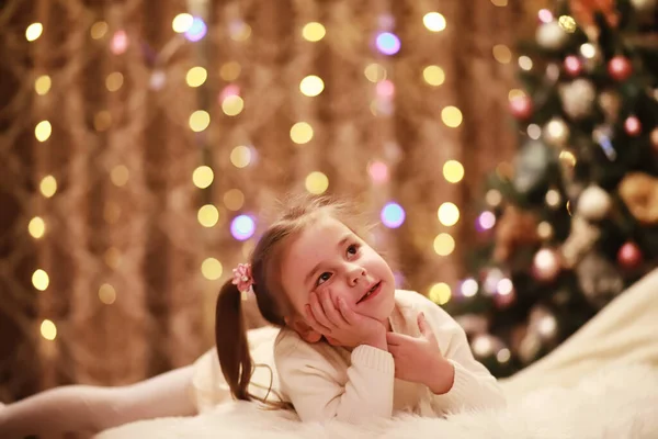 Familia Víspera Navidad Chimenea Niña Abriendo Regalos Navidad Niño Bajo —  Fotos de Stock