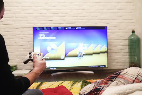 Jugando Consola Hombre Está Jugando Juego Mientras Está Tirado Suelo — Foto de Stock