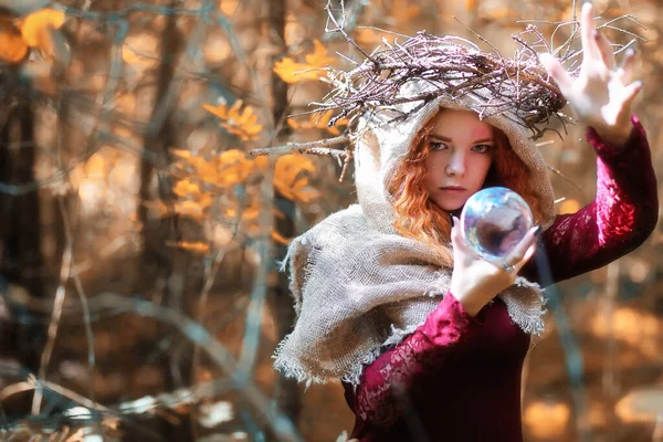 Fortune Teller Utför Ritual Djupet Skogen — Stockfoto