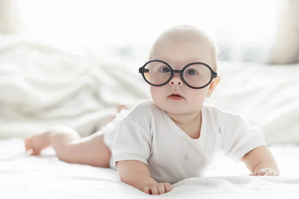 Een Pasgeboren Baby Ligt Een Zacht Bed Emotioneel Onderwijs Voor — Stockfoto