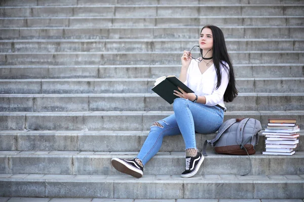 Студент Дівчини Вулиці Книгами — стокове фото