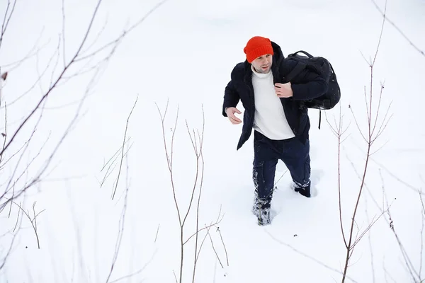 Muž Zimě Lese Turista Batohem Jde Zimě Lesem — Stock fotografie