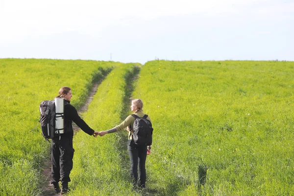 Sırt çantasıyla ve otostopla seyahat ediyor.
