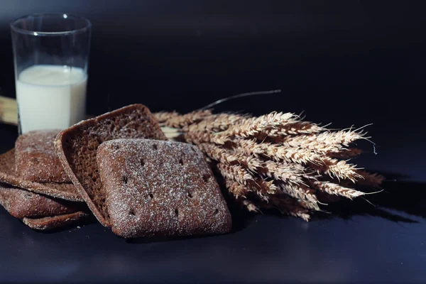 Čerstvé Bochníky Chleba Pšenicí Lepkem Černém Stole Koncept Pekařství Potravin — Stock fotografie