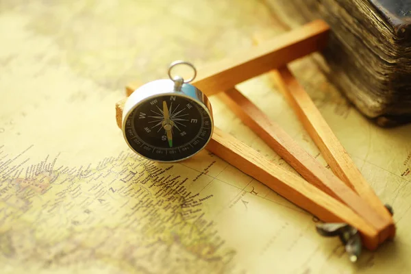 旅行和探险搜索的概念 古旧的旧地图和破旧的书籍和指南针 桌上的书和指南针破了 — 图库照片