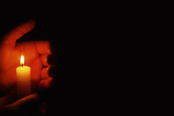 촛불에서 촛불을 밝히며 있습니다 슬픔과 외로움의 조의를 표하는 밀랍초를 태운다 — 스톡 사진