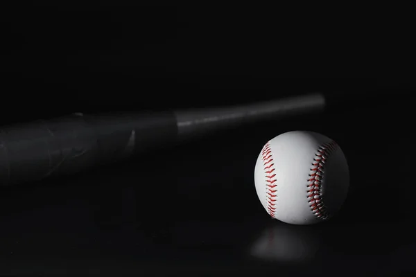 美国传统的体育运动 棒球和蝙蝠在桌子上 — 图库照片