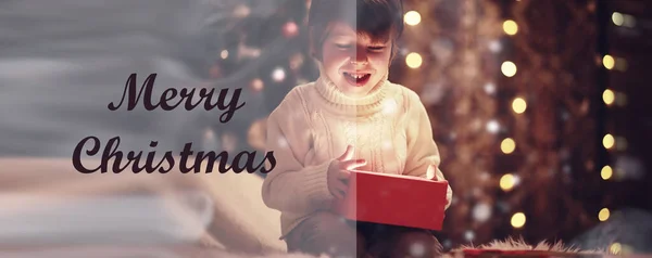 Familie Kerstavond Bij Open Haard Kleine Jongen Opent Kerstcadeaus Kind — Stockfoto