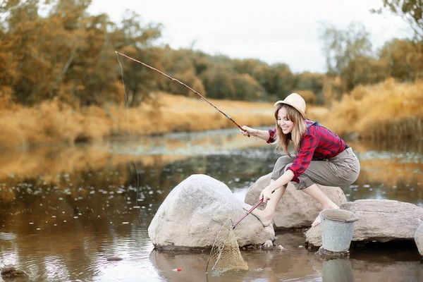 Bella Ragazza Autunno Vicino Fiume Con Una Canna Pesca — Foto Stock