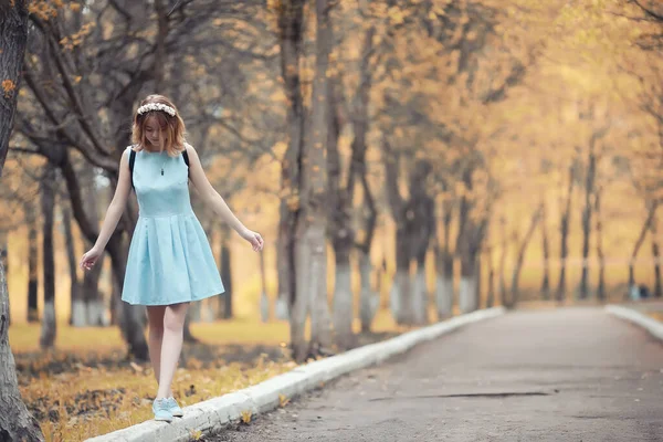 Genç Kız Sonbahar Parkında Yürüyüş Yapıyor — Stok fotoğraf