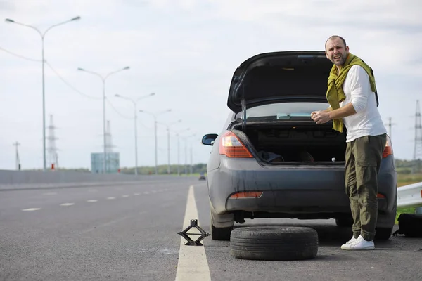 Sostituire Ruota Auto Sulla Strada Uomo Che Lavori Pneumatico Disparte — Foto Stock