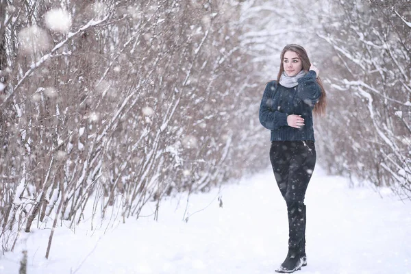 Ragazza Parco Invernale Nel Pomeriggio Nevicata — Foto Stock