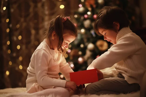 Familia Víspera Navidad Chimenea Niños Abriendo Regalos Navidad Niños Bajo — Foto de Stock