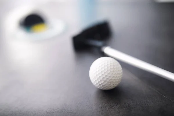体育和健康的生活方式 迷你高尔夫白色高尔夫球和设置米尼戈夫在桌子上 具有高尔夫概念的体育背景 — 图库照片