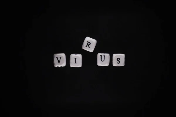 小さな文字 ウイルス の碑文をキューブ 暗い背景のコロナウイルスで ウイルスとコロナウイルスのディレクター 世界大流行の背景 — ストック写真