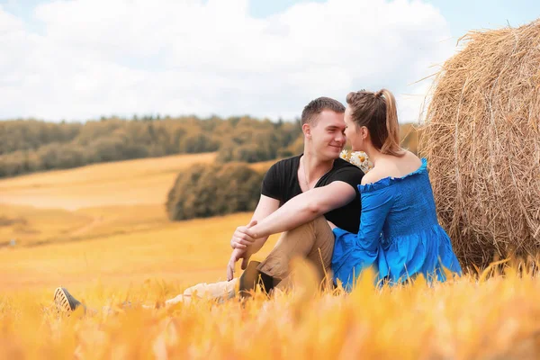 Young Couple Walk Country Fields Autum — Stock Photo, Image