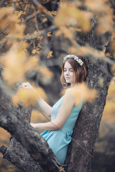 Young Girl Walk Autumn Park — Stock Photo, Image