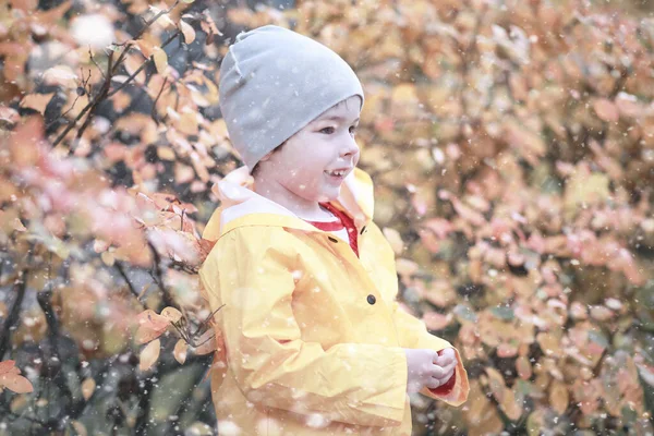 Promenade Des Enfants Dans Parc Avec Première Neige — Photo