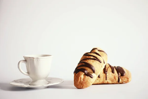 テーブルの上でフランスの朝食 チョコレートとコーヒークロワッサンとクリームとデカンター 焼きたてのペストリーとカフェイン入りのコーヒー — ストック写真