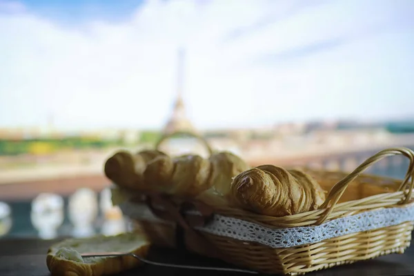 Färska Bakverk Bordet Franska Smaksatt Croissant Till Frukost — Stockfoto