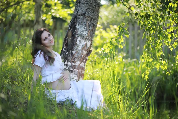 Schwangere Der Natur Für Einen Sommerspaziergang — Stockfoto