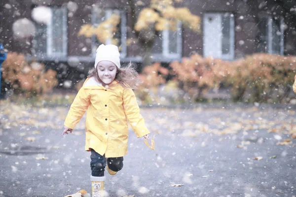 Çocuk Parkta Ilk Karla Yürüyor — Stok fotoğraf