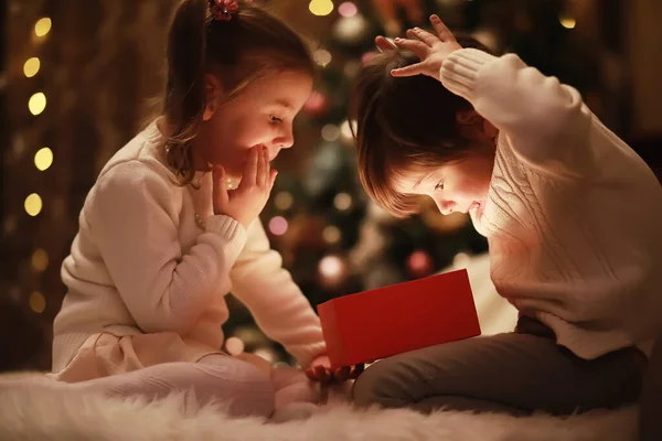 Familia Víspera Navidad Chimenea Niños Abriendo Regalos Navidad Niños Bajo — Foto de Stock