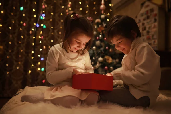 Familia Víspera Navidad Chimenea Niños Abriendo Regalos Navidad Niños Bajo — Foto de Stock