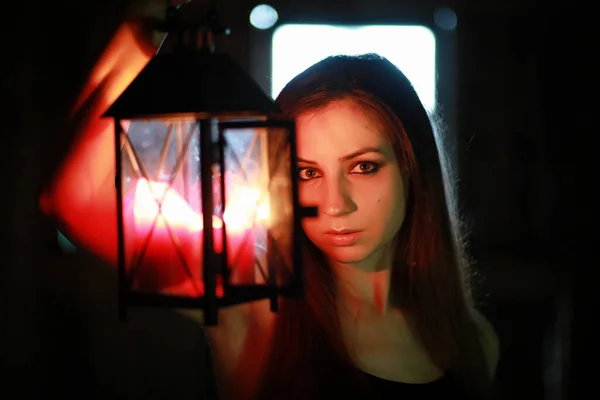 Menina Bonita Com Cabelo Vermelho Com Uma Lanterna Quarto Escuro — Fotografia de Stock