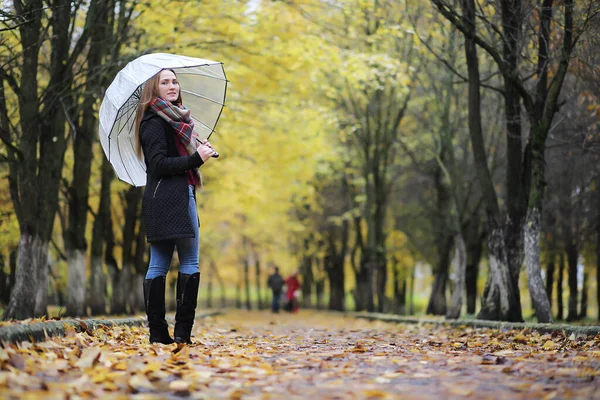 Fiatal Lány Sétál Őszi Parkban — Stock Fotó