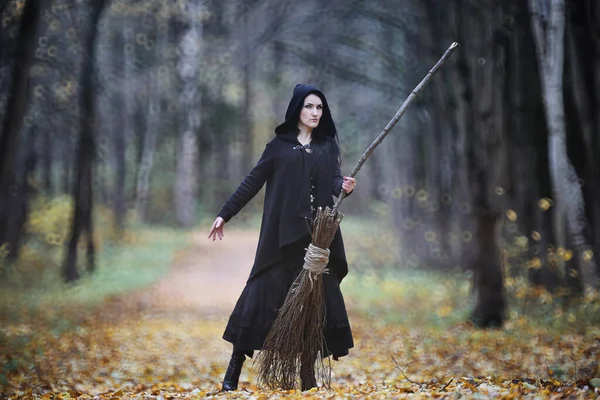 Une Femme Costume Sorcière Dans Une Forêt Dense Selon Rituel — Photo