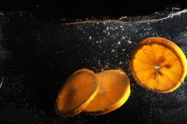 Olgun tatlı portakala su damlaları. Metnin için kopyalama alanı olan yeni Mandarin arkaplanı. Vejetaryen ve vejetaryen kavramı.