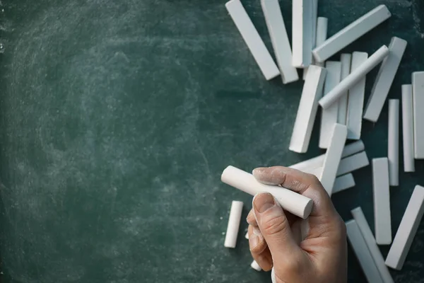 Lavagna Pastelli Scrivere Sulla Lavagna Concetto Apprendimento Scuola Insegnamento Gesso — Foto Stock