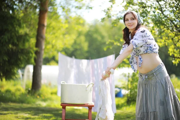 Mulher Grávida Pendurado Lavar Roupas Corda Para Secar — Fotografia de Stock