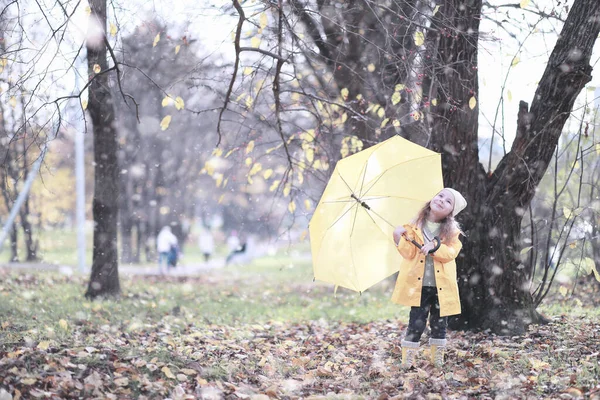 Kinderspaziergang Park Mit Dem Ersten Schnee — Stockfoto