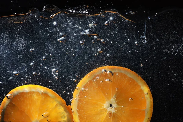 Olgun tatlı portakala su damlaları. Metnin için kopyalama alanı olan yeni Mandarin arkaplanı. Vejetaryen ve vejetaryen kavramı.