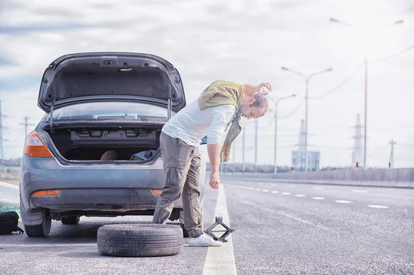 Ersätter Hjulet Bil Vägen Man Som Gör Däckarbete Vid Sidlinjen — Stockfoto