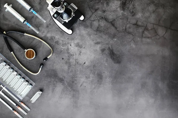 Aşılama. Tek kullanımlık şırıngalar ve üzerinde tıbbi aşılar olan test tüpleri. İlaç ve iğne..