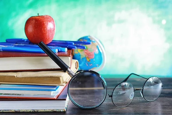 Concepto Educativo Montón Libros Texto Libro Escritorio Con Gafas Computadora —  Fotos de Stock