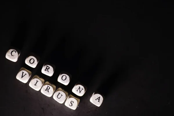 Pequenas Letras Cubos Inscrição Vírus Fundo Escuro Coronavírus Director Vírus — Fotografia de Stock